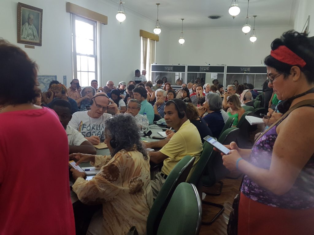 Classroom packed with people listening a presentation.